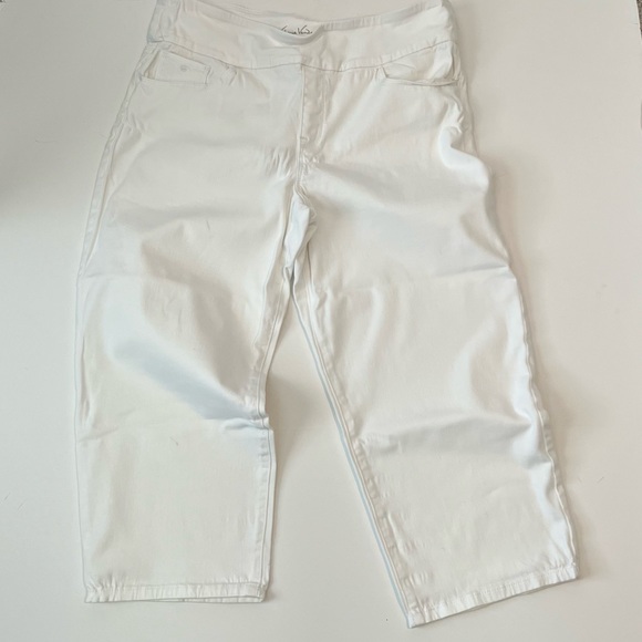 Gloria Vanderbilt white shorts/capri - Picture 2 of 8
